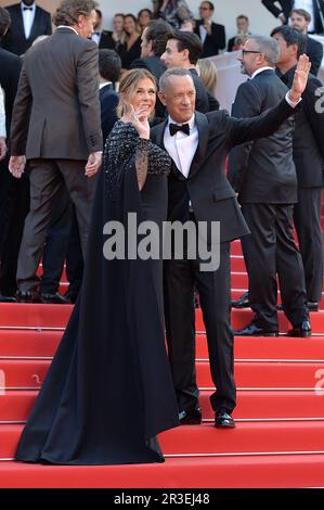 Cannes, Frankreich. 23. Mai 2023. Tom Hanks, Schauspieler, kommt mit seiner Frau Rita Wilson auf dem roten Teppich vor der Premiere des Films „Asteroid City“ beim Cannes International Film Festival 76. an. Kredit: Stefanie Rex/dpa/Alamy Live News Stockfoto