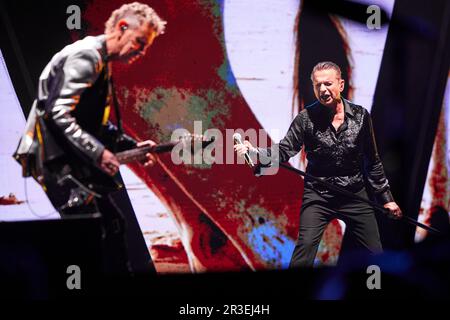 Martin Gore und Dave Gahan von der britischen Band Depeche Mode treten während eines Konzerts im Rahmen der Memento Mori World Tour 2023 in der Friends Arena in Stoc auf Stockfoto