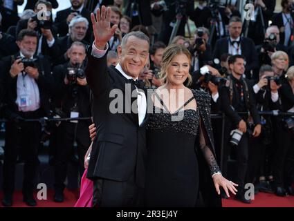 Cannes, Frankreich. 23. Mai 2023. Tom Hanks, Schauspieler, kommt mit seiner Frau Rita Wilson auf dem roten Teppich vor der Premiere des Films „Asteroid City“ beim Cannes International Film Festival 76. an. Kredit: Stefanie Rex/dpa/Alamy Live News Stockfoto