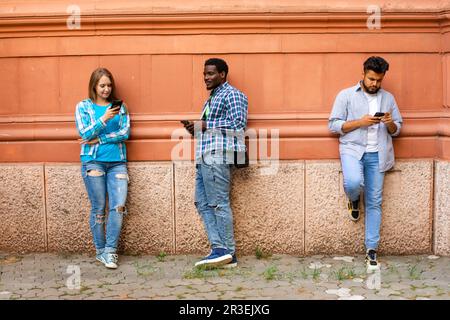 Die jungen multiethnischen Menschen haben einen Live-Stream in der Stadt Stockfoto