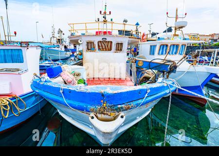 Fischerboot in einem Dock von sizilien Stockfoto