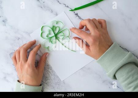 Diy St. Patricks Day Grußkarte aus Quilling und Papierklee auf weißem Hintergrund. Geschenkidee, Dekor Frühling, Happy Patric Stockfoto