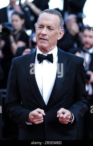 Cannes, Frankreich. 23. Mai 2023. Tom Hanks fotografierte während des roten Teppichs für die Weltpremiere von Asteroid City im Rahmen des Internationalen Filmfestivals 76. in Cannes im Palais des Festivals in Cannes, Frankreich Bild von Julie Edwards/Alamy Live News Stockfoto