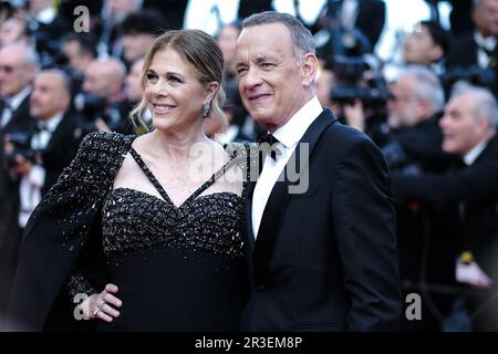 Cannes, Frankreich. 23. Mai 2023. Tom Hanks und Rita Wilson fotografierten auf dem roten Teppich für die Weltpremiere von Asteroid City im Rahmen des Internationalen Filmfestivals 76. in Cannes im Palais des Festivals in Cannes, Frankreich Bild von Julie Edwards/Alamy Live News Stockfoto