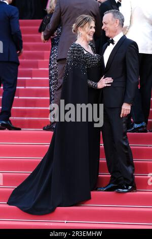 Cannes, Frankreich. 23. Mai 2023. Tom Hanks und Rita Wilson fotografierten auf dem roten Teppich für die Weltpremiere von Asteroid City im Rahmen des Internationalen Filmfestivals 76. in Cannes im Palais des Festivals in Cannes, Frankreich Bild von Julie Edwards/Alamy Live News Stockfoto