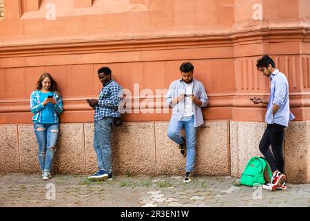 Die jungen multiethnischen Menschen haben einen Live-Stream in der Stadt Stockfoto