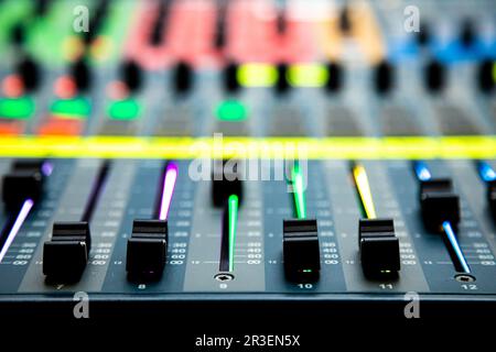 Schieberegler und Tasten am Audio Mixing Desk bei Live-Veranstaltungen Stockfoto