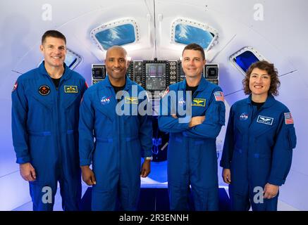 Houston, Usa. 29. März 2023. Artemis II Astronauten posieren in blauen Fluganzügen im Orion Simulator im Johnson Space Center, 29. März 2023 in Houston, Texas. Von links: CSA-Astronaut Jeremy Hansen, NASA-Astronauten Victor Glover, Reid Wiseman und Christina Hammock Koch. Kredit: James Blair/NASA/Alamy Live News Stockfoto