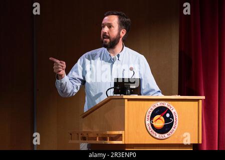 Greenbelt, Usa. 19. Mai 2023. Artemis III Projektwissenschaftler Noah Petro moderiert Fragen aus dem Publikum während eines Mitarbeitergesprächs im NASA Goddard Space Flight Center am 19. Mai 2023 in Greenbelt, Maryland. Kredit: Joel Kowsky/NASA/Alamy Live News Stockfoto
