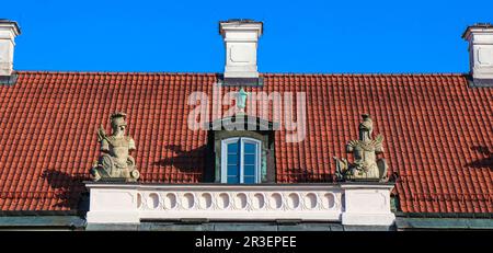 Fenster und Skulpturen über dem Eingang zum Südflügel des historischen Branicki-Palastes im rokoko-Stil in Bialystok, Polen Stockfoto