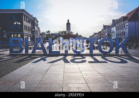 Schreiben Bialystok mit großen Buchstaben auf dem Hauptplatz der Altstadt von Bialystok in Polen Stockfoto