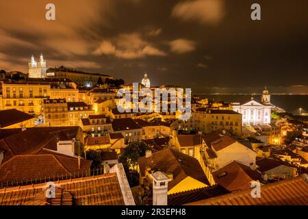 Blick über das historische Alfama-Viertel in Lissabon, Portugal, bei Nacht Stockfoto