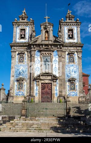 Die wunderschöne Kirche Santo Ildefonso in Porto an einem sonnigen Tag Stockfoto