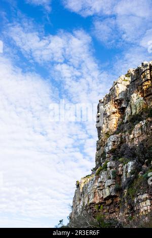 Zerklüftete Berglandschaft mit Fynbos-Flora in Kapstadt Stockfoto
