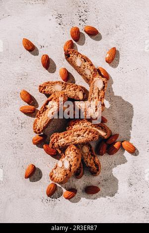 Hausgemachte, frische italienische Kekse, Cantuccini-Stapel und Bio-Mandelsamen. Biscotti Cantuccini Kekse mit Mandeln Shor Stockfoto