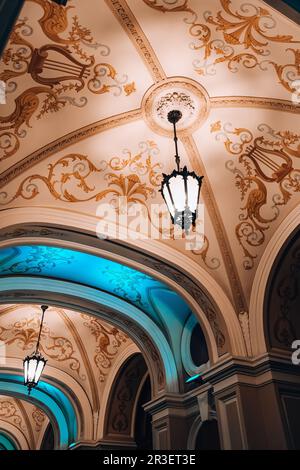 Niedriger Winkel Blick auf die Kronleuchter National Odessa National Academic Opera und das Balletttheater bei Nacht. Architektonisches Denkmal. Reisen Stockfoto