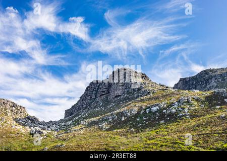 Zerklüftete Berglandschaft mit Fynbos-Flora in Kapstadt Stockfoto