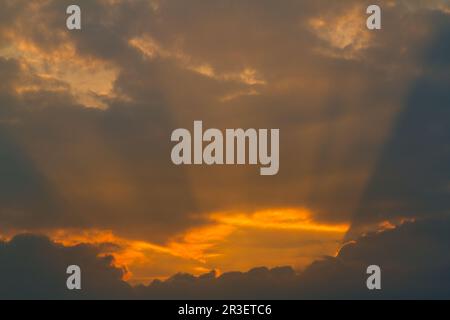 Abenduntergang am Himmel mit untergehenden Sonne und Wolken Stockfoto