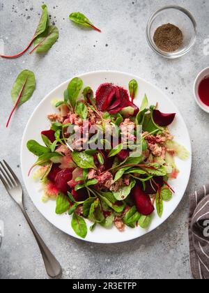 Gesunder frischer Salat. Rote Bete, Mangold und Thunfischkonserven. Gesunde Mahlzeit Rezepte Zubereitung. Pflanzliche Gerichte. Grünes Leben Stockfoto