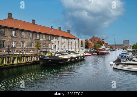 Kopenhagen, Dänemark - 14. September 2010: Frederiksholms-Kanal mit Booten, Vergnügungspark und anderen, Bildungsministerium, Kinder und Gleichstellung der Geschlechter Stockfoto