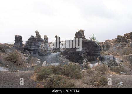 Die Landschaft der geschichteten Stadt Lanzarote ist eine eigenartige und geheimnisvolle Landschaft aus schwarzem Felsen mit dunklen, geheimnisvoll aussehenden Hohlräumen und Geistern Stockfoto