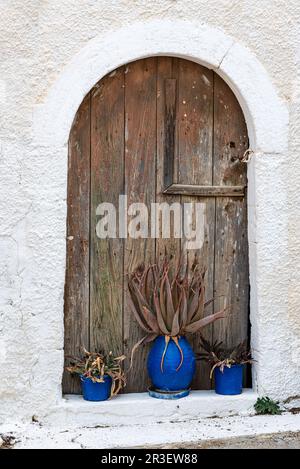 Alte Holztür in Pitsidia auf Kreta Stockfoto