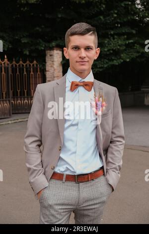 Portrait des Bräutigams in schwarzem Anzug, weißem Hemd und Fliege Stockfoto