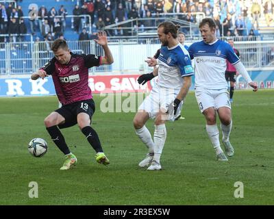 Duell Lukas Kunze VfL OsnabrÃ¼ck mit Korbinian Burger 1. FC Magdeburg Fußball 3. Liga 19. Spieltag Staffel 2021-2022 1. FC Magdebur Stockfoto