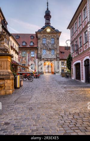 Die Altstadt von Bamberg in Bayern mit dem berühmten historischen Rathaus im Morgengrauen Stockfoto