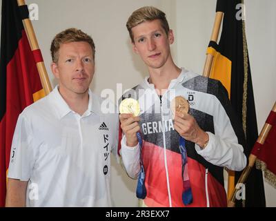 Coach Bernd Berkhahn mit Olympiasieger Florian Wellbrock SC Magdeburg Empfang für Teilnehmer der Olympischen Spiele in Tokio Stockfoto