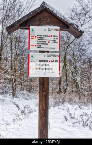 Schilder für Wanderwege im Harz Stockfoto