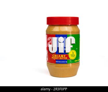 Cremige Erdnussbutter der Marke JIF auf weißem Hintergrund, USA. Stockfoto