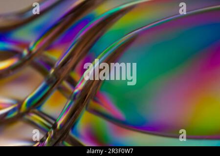 Polarisiertes Licht durch transparentes Kunststoffbesteck Stockfoto