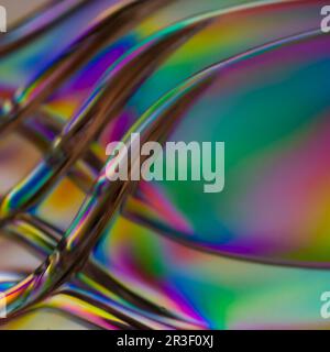Polarisiertes Licht durch transparentes Kunststoffbesteck Stockfoto