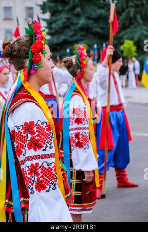 Kiew, Ukraine Juli 2021 - ukrainische Nationalbekleidung - Stickereien. Junge Menschen in bestickten Hemden. Ethnographische Ukrainerin Stockfoto