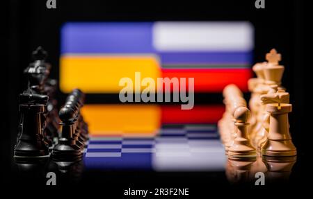 Konzeptionelles Bild eines Krieges zwischen Russland und der Ukraine mit Schachstücken und Nationalflaggen Stockfoto