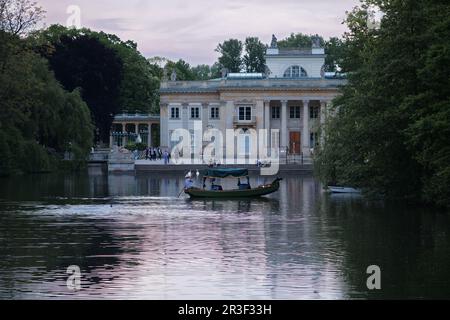 Königlicher Badepalast und See im Warschauer Łazienki-Park. Stockfoto