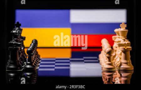 Konzeptionelles Bild eines Krieges zwischen Russland und der Ukraine mit Schachstücken und Nationalflaggen Stockfoto