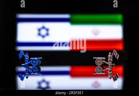 Konzeptionelles Bild eines Krieges zwischen Israel und dem Iran unter Verwendung von Spielzeugsoldaten und Nationalflaggen Stockfoto