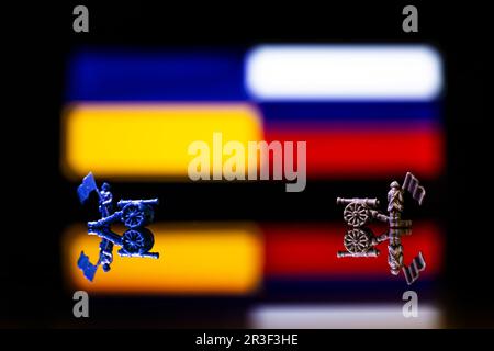 Konzeptionelles Bild des Krieges zwischen Russland und der Ukraine mit Spielzeugsoldaten und Nationalflaggen Stockfoto