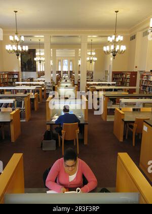 Studenten, die in der Bibliothek des Brooklyn College in NYC studieren Stockfoto