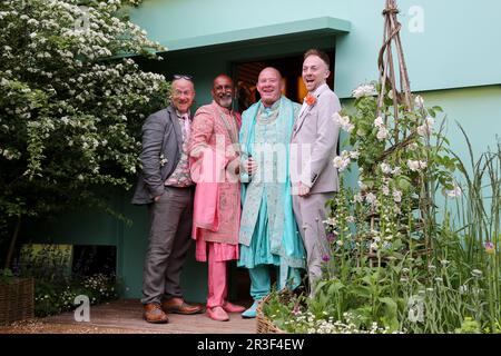 London, Großbritannien. 22. Mai 2023. Manoj Malde, Clive Gillmor mit ihren besten Männern posieren vor der Hochzeitszeremonie. Die Hochzeitszeremonie des Moderators von The BBC's Your Garden Made Perfect und Channel 4's Garden of the Year, Manoj Malde und Clive Gillmor von Couture Gardens, findet bei der Chelsea Flower Show statt - eine erste in der 110-jährigen Geschichte der Veranstaltung. Die Hochzeit findet im RHS und Eastern Eye Garden of Unity statt, der mit einem Farbschema aus orange und rosa Marigolds dekoriert ist, die bei der Hindu-Verehrung verwendet wurden. (Foto: Dinendra Haria/SOPA Images/Sipa USA) Guthaben: SIPA USA/Alamy Live News Stockfoto