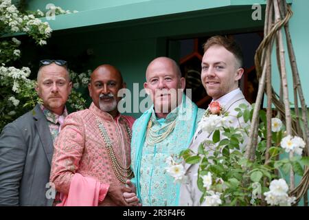 London, Großbritannien. 22. Mai 2023. Manoj Malde, Clive Gillmor mit ihren besten Männern posieren vor der Hochzeitszeremonie. Die Hochzeitszeremonie des Moderators von The BBC's Your Garden Made Perfect und Channel 4's Garden of the Year, Manoj Malde und Clive Gillmor von Couture Gardens, findet bei der Chelsea Flower Show statt - eine erste in der 110-jährigen Geschichte der Veranstaltung. Die Hochzeit findet im RHS und Eastern Eye Garden of Unity statt, der mit einem Farbschema aus orange und rosa Marigolds dekoriert ist, die bei der Hindu-Verehrung verwendet wurden. (Foto: Dinendra Haria/SOPA Images/Sipa USA) Guthaben: SIPA USA/Alamy Live News Stockfoto