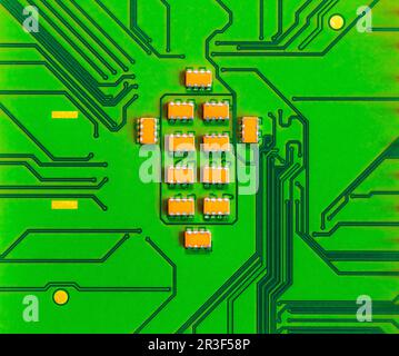 Makro Nahaufnahme von Mikrochips und Pins auf der Hauptplatine des CPU-PC-Prozessors. Stockfoto