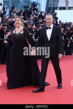 Cannes, Frankreich. 23. Mai 2023. Rita Wilson, Tom Hanks, besuchen den roten Teppich „Asteroid City“ beim 76. Jährlichen Filmfestival in Cannes im Palais des Festivals am 23. Mai 2023 in Cannes, Frankreich. Foto: DGP/imageSPACE/Sipa USA Kredit: SIPA USA/Alamy Live News Stockfoto