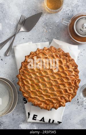 Englischer Fleischkuchen. Schweinekuchen. Traditioneller britischer Kuchen. Frisch gebackene, hausgemachte herzhafte Kuchen mit goldener Kruste. Kuchen mit Gebäckdekor Stockfoto