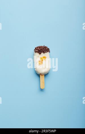 Mousse-Dessert mit Fruchtaromen in Form von Eiscreme auf blauem Hintergrund. Stockfoto