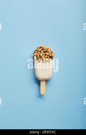 Mousse-Dessert mit Fruchtaromen in Form von Eiscreme auf blauem Hintergrund. Stockfoto