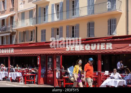 Senequier Cafe, an der Küste von St. Tropez, am Hafen. Frankreich Stockfoto