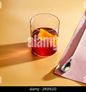 Kalter alkoholischer oder alkoholfreier Cocktail mit pastellfarbenem Hintergrund. Hartes Licht, tiefer Schatten. Stockfoto
